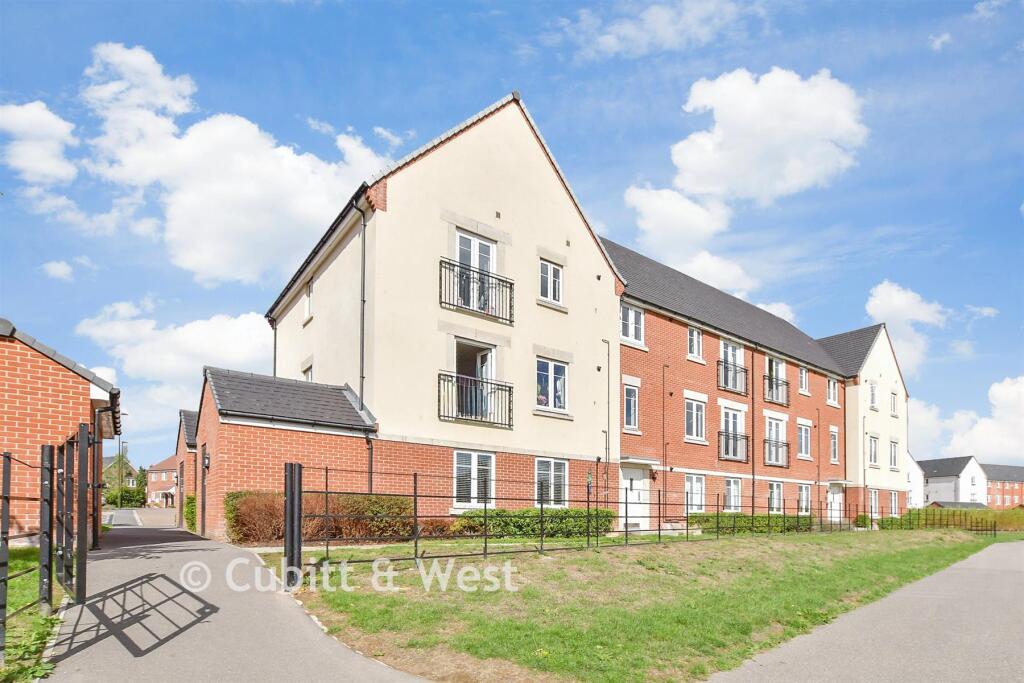 Apartment in Crawley, Lowfield Heath - View 2