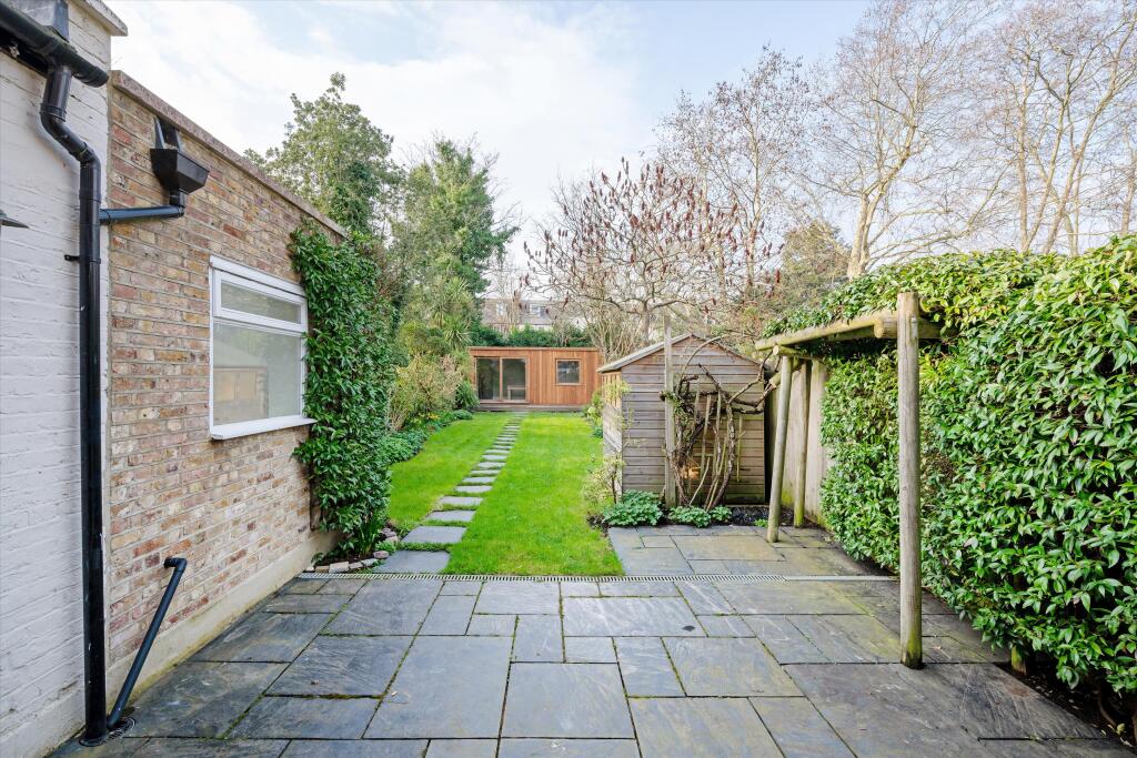 House in London, Brondesbury Park, Brondesbury - More