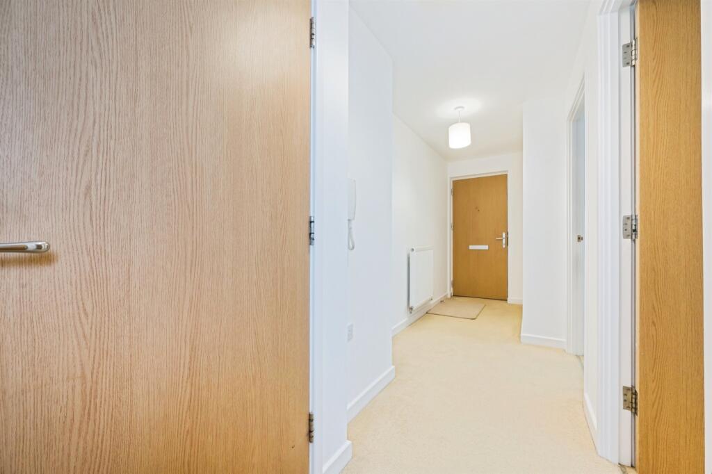 Apartment in Southampton, Bassett - View 2