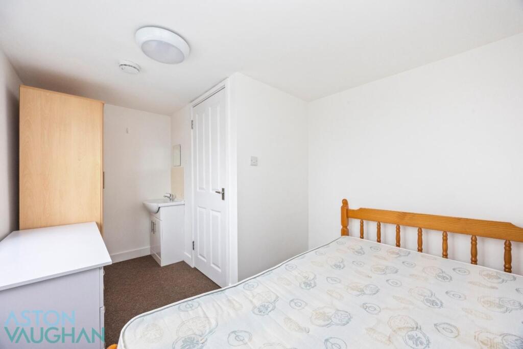 5 bedroom terraced house for rent