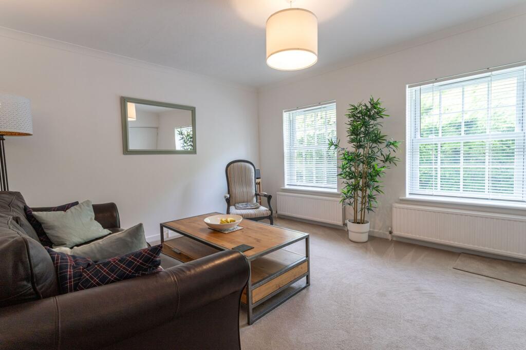 Oaklands, Hartley Wintney, RG27 photo 3