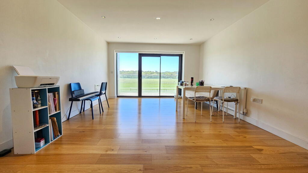 Apartment in Newbury, Greenham - View 3