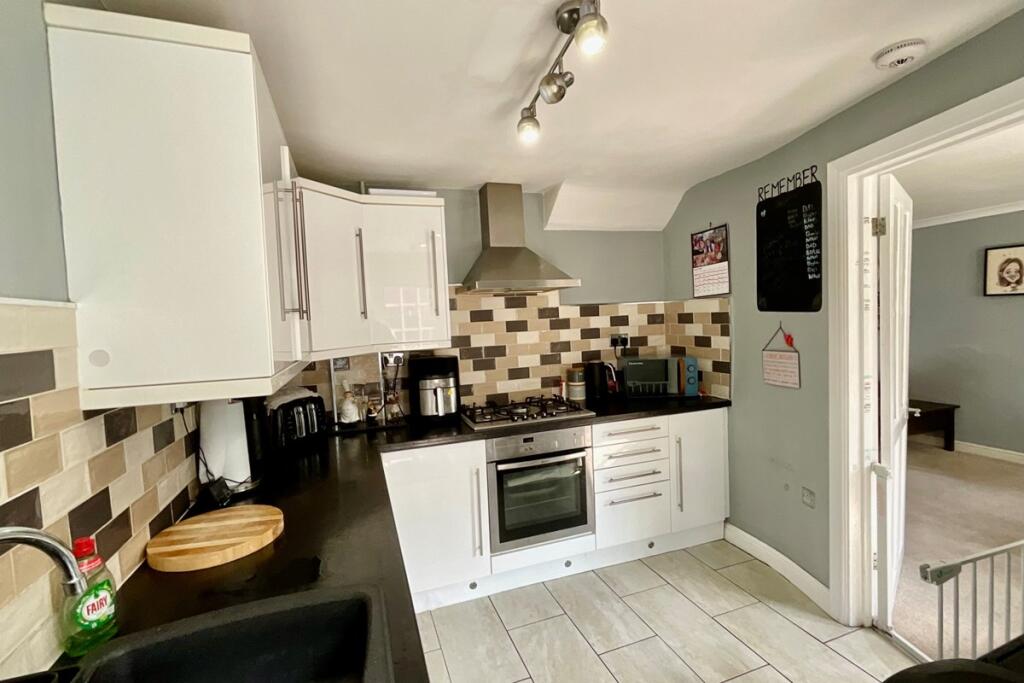House in Sheffield, Crystal Peaks, Waterthorpe - More