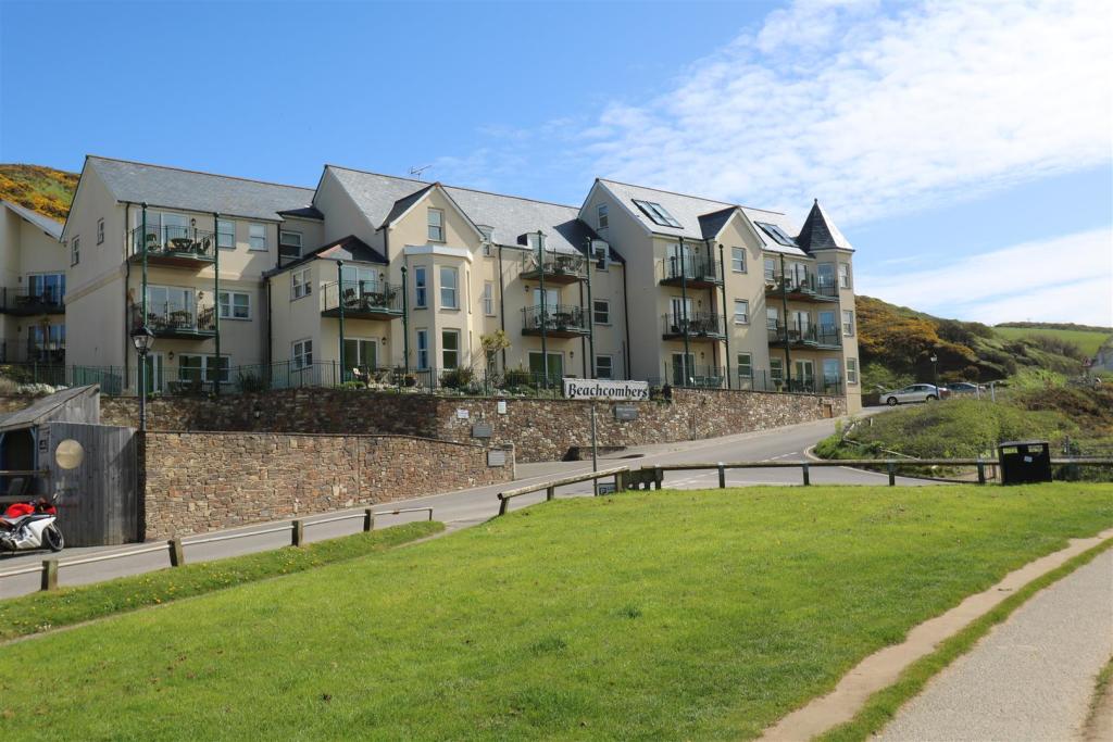 2-bed apartment on 10 Beachcombers Apartments, £340,000