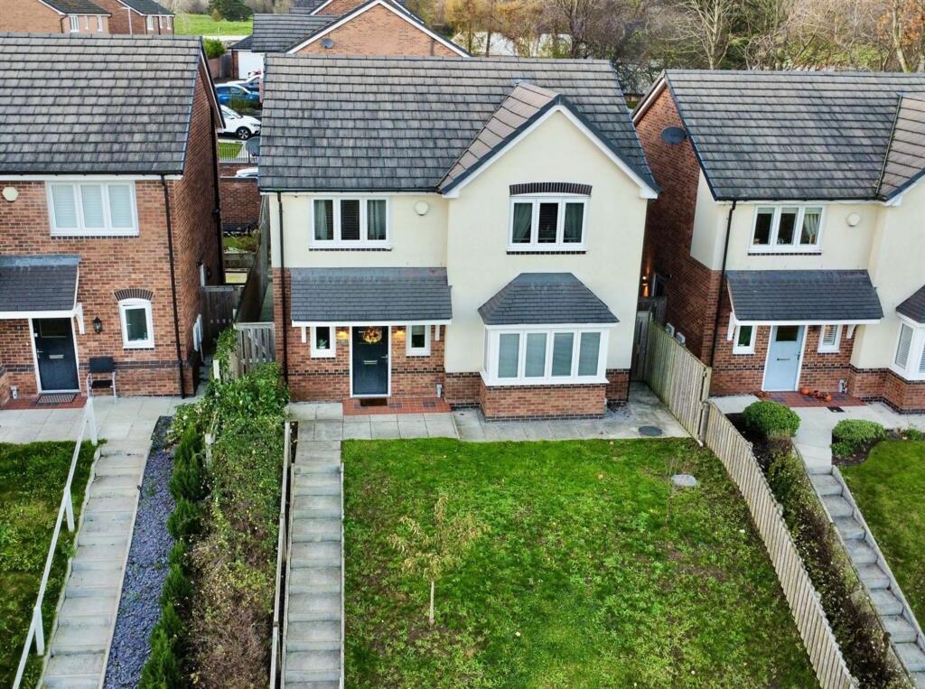 4-bed detached on Packsaddle Bank, Pentre Bychan, LL14, £365,000