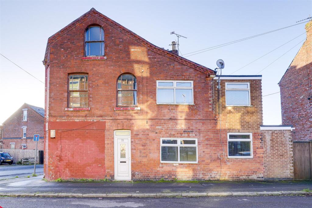 Main image of property: Loscoe Road, Carrington, Nottinghamshire, NG5 2AW