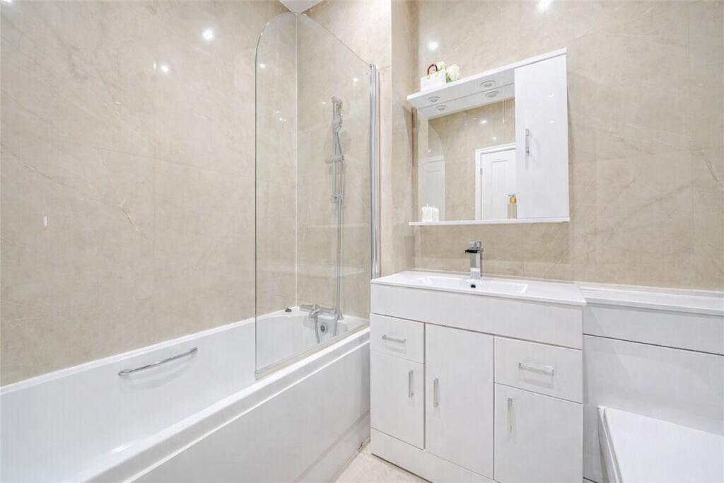Apartment in London, Oakleigh Park, Whetstone - More