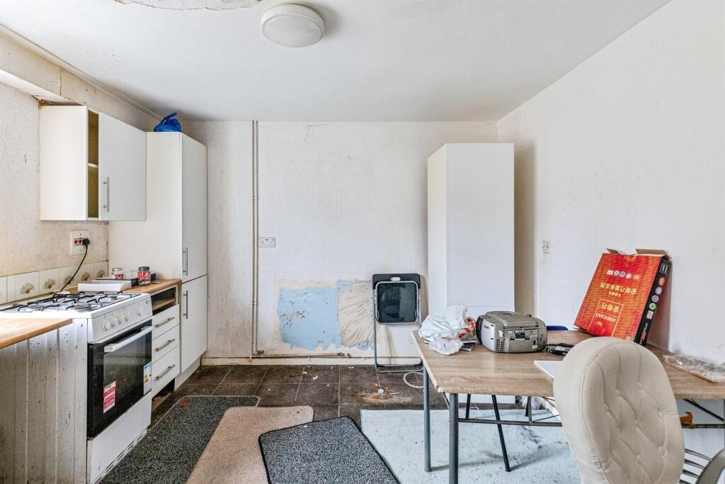 House in Northampton, Wellingborough - More