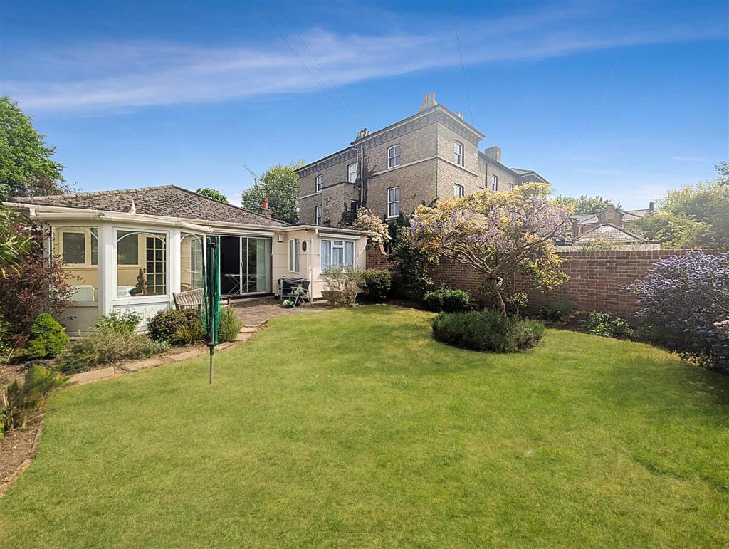 Main image of property: The Avenue, Lexden, Colchester, CO3 3PA