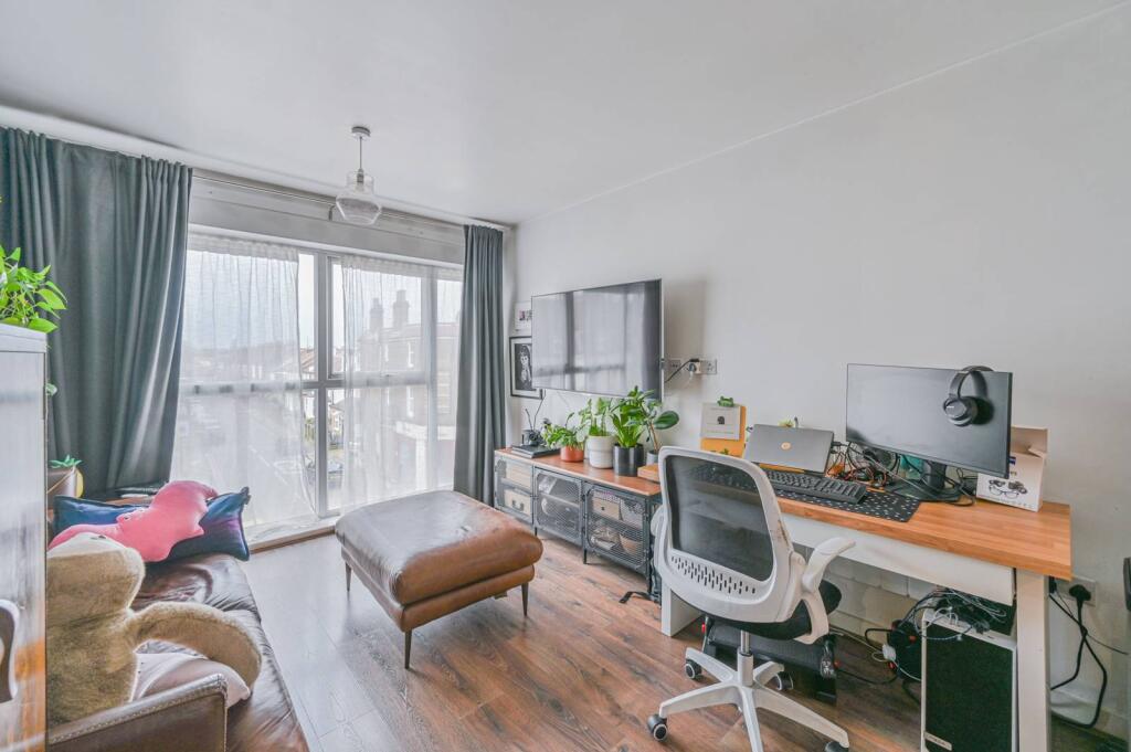 Main image of property: High Street Colliers Wood, Colliers Wood, London, SW19