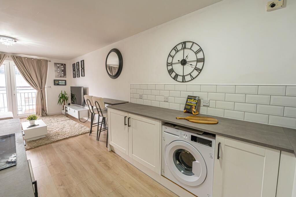 Apartment in Newport - More