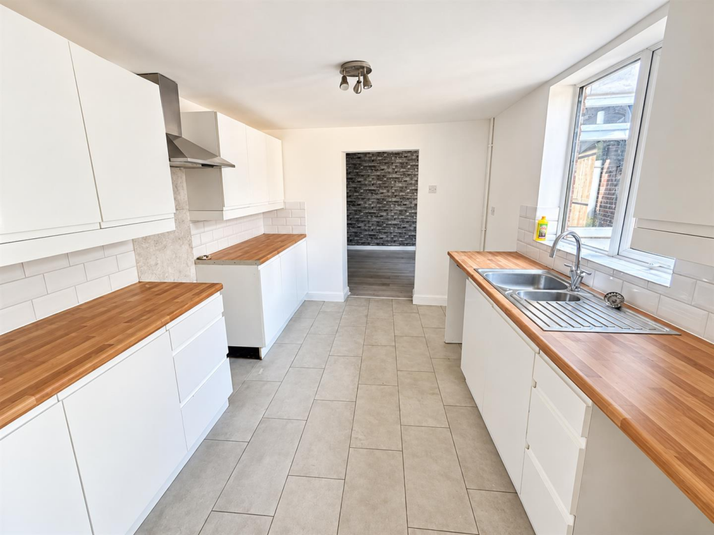 House in Bridgwater, Eastover, Somerset - More