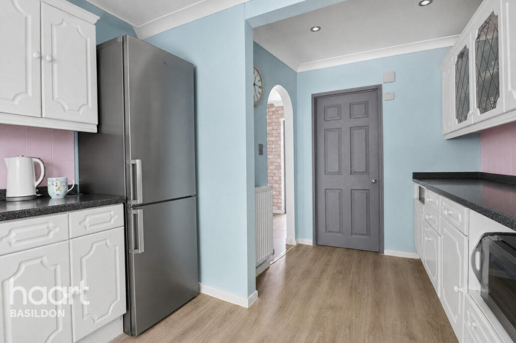 House in Basildon, Vange - More