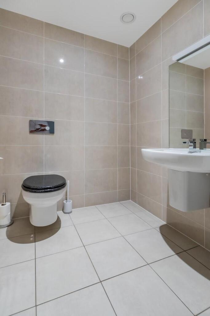 House in Cardiff, Grangetown - More