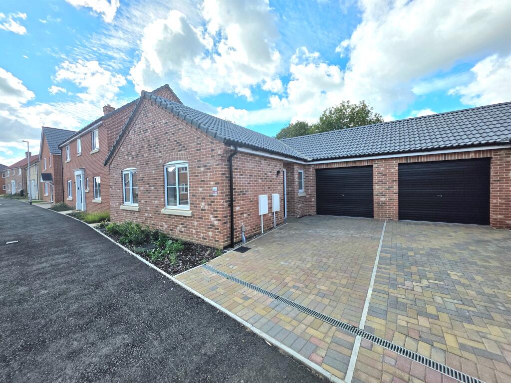 2-bed bungalow on St. Johns Hill, Bungay, £285,000