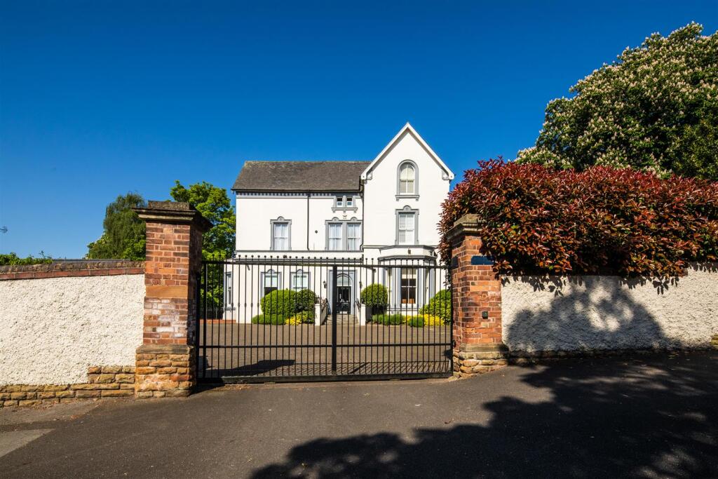 1-bed flat on Cavendish Crescent North, The Park, NG7, £244,750