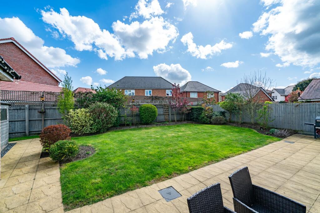 Mallard Crescent, Caddington, LU1 photo 4