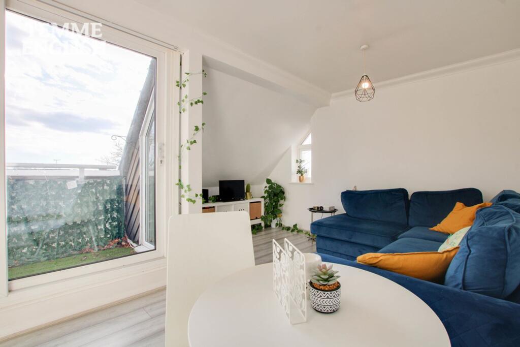 Apartment in Southend-on-Sea - View 2