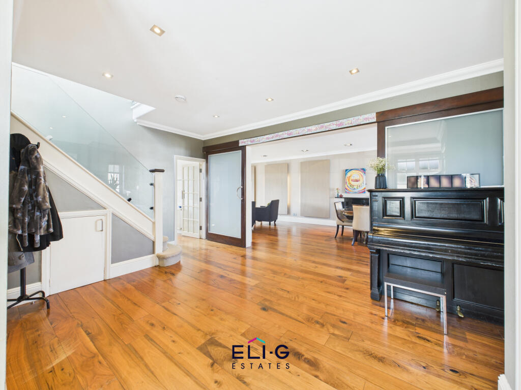 Main image of property: Cheyne Walk, NW4 3QJ