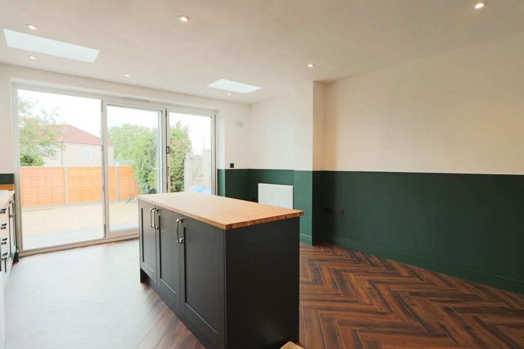 6 bedroom semi-detached house for rent