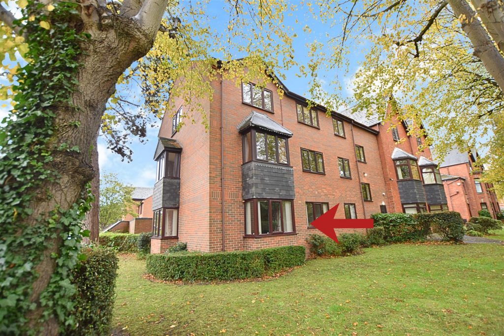 2-bed flat on Apt 1, Abbey Park Mews, Grimsby, £125,000