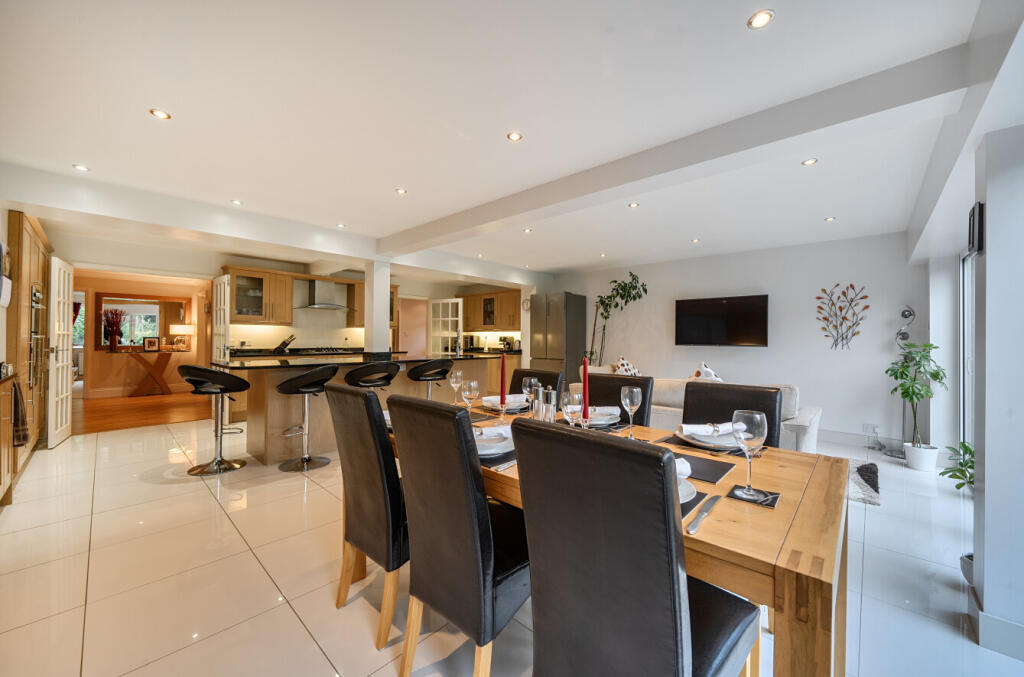 House in Finchampstead - More