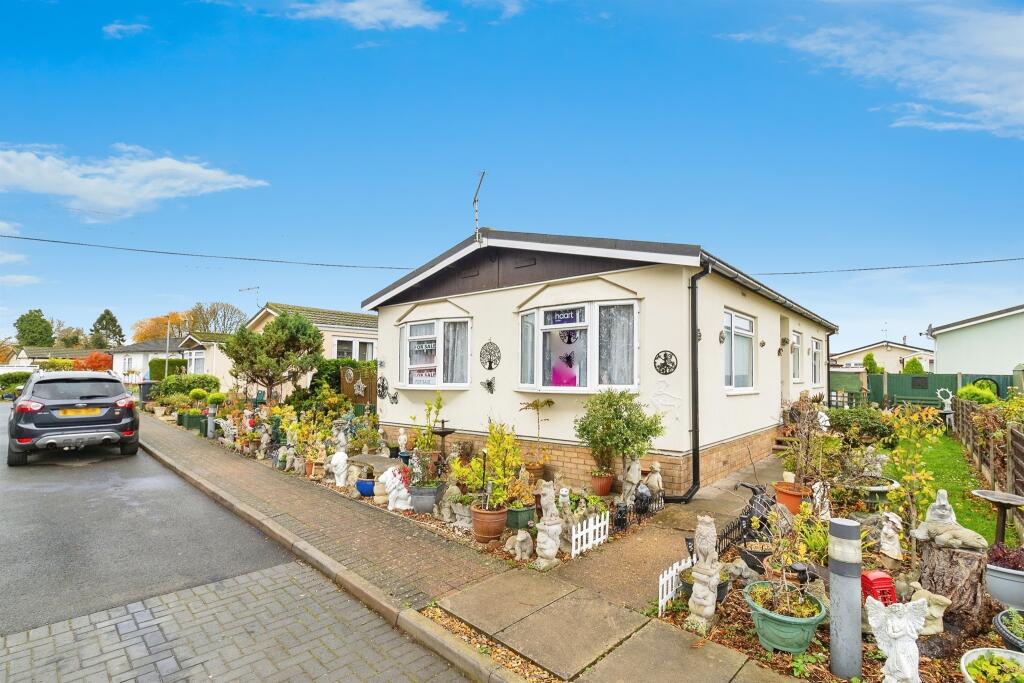 2-bed caravan on Woodside Home Park, Woodside, Luton, £160,000