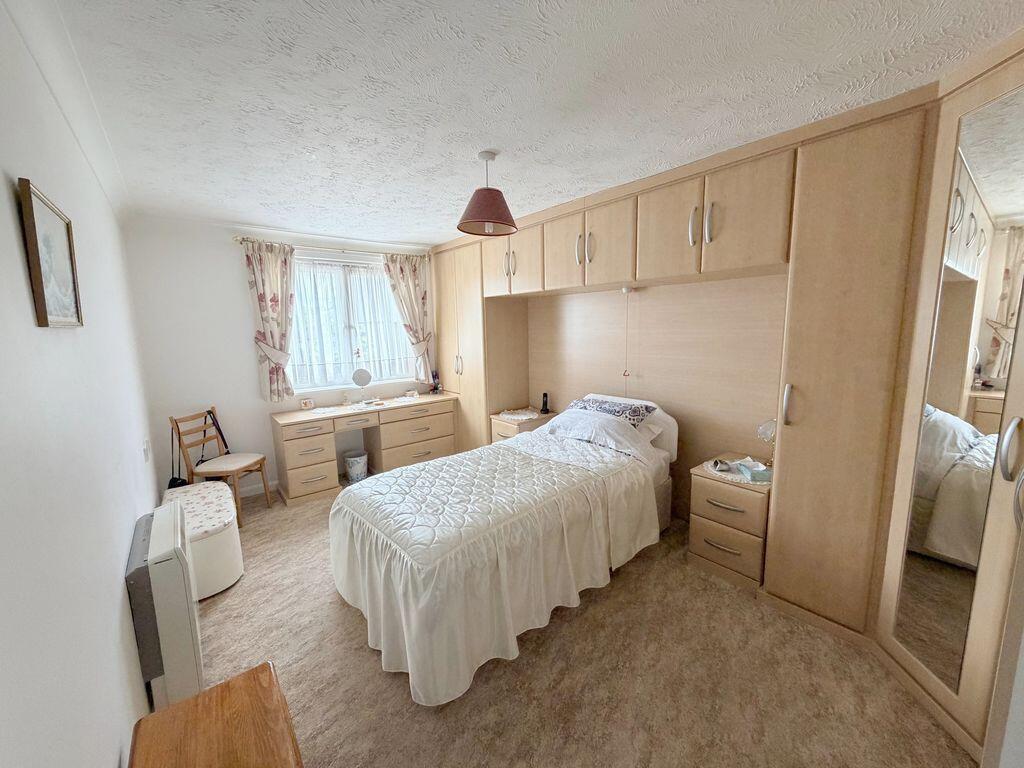 Apartment in Hertsmere, Hertfordshire - View 4