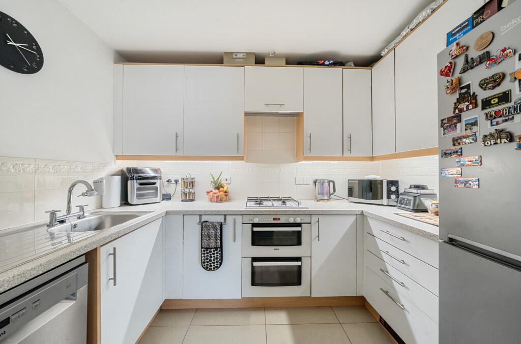 Apartment in Reading, Southcote - View 2