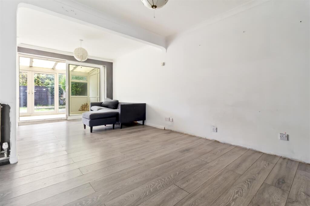 Willow Crescent, Worthing photo 3