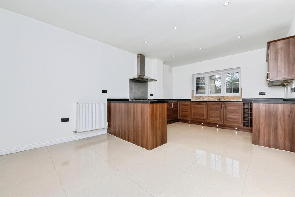 Sachfield Drive, Chafford Hundred, Grays photo 4