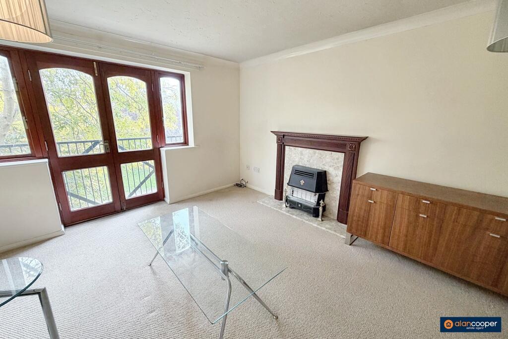 Kenilworth Drive, Weavers Green, Nuneaton, CV11 5XP photo 2
