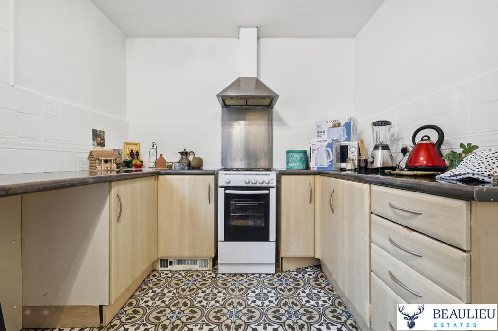 Verderers Road, Chigwell, IG7 4 photo 4