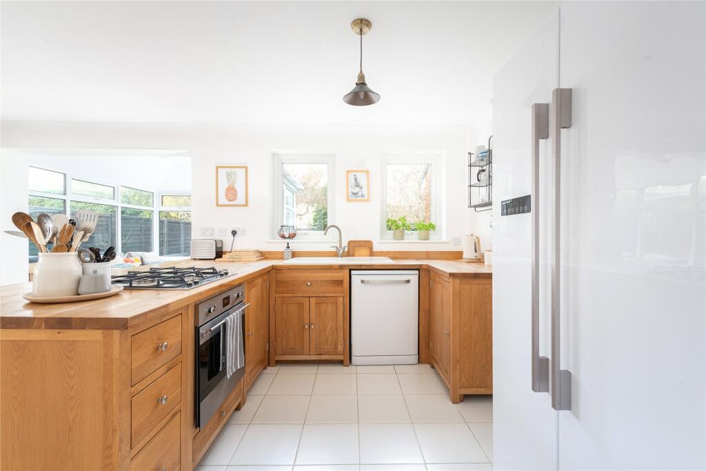 Mountsfield Close, Newport Pagnell, Buckinghamshire, MK16 photo 2