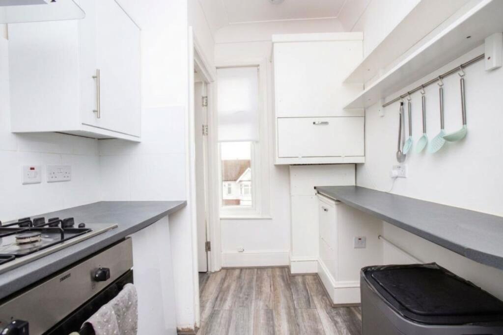 Apartment in Ilford - More