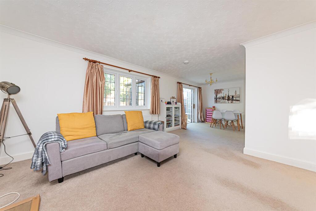 Leith Close, Crowthorne, Berkshire, RG45 6TD photo 4