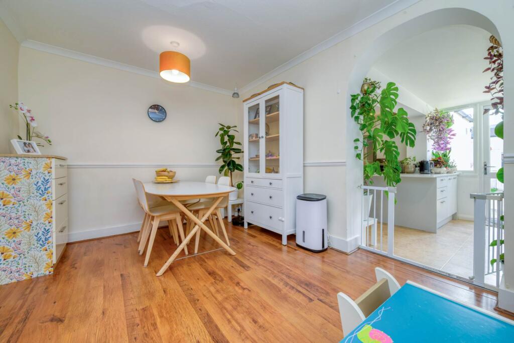 Gosbrook Road, Caversham photo 4
