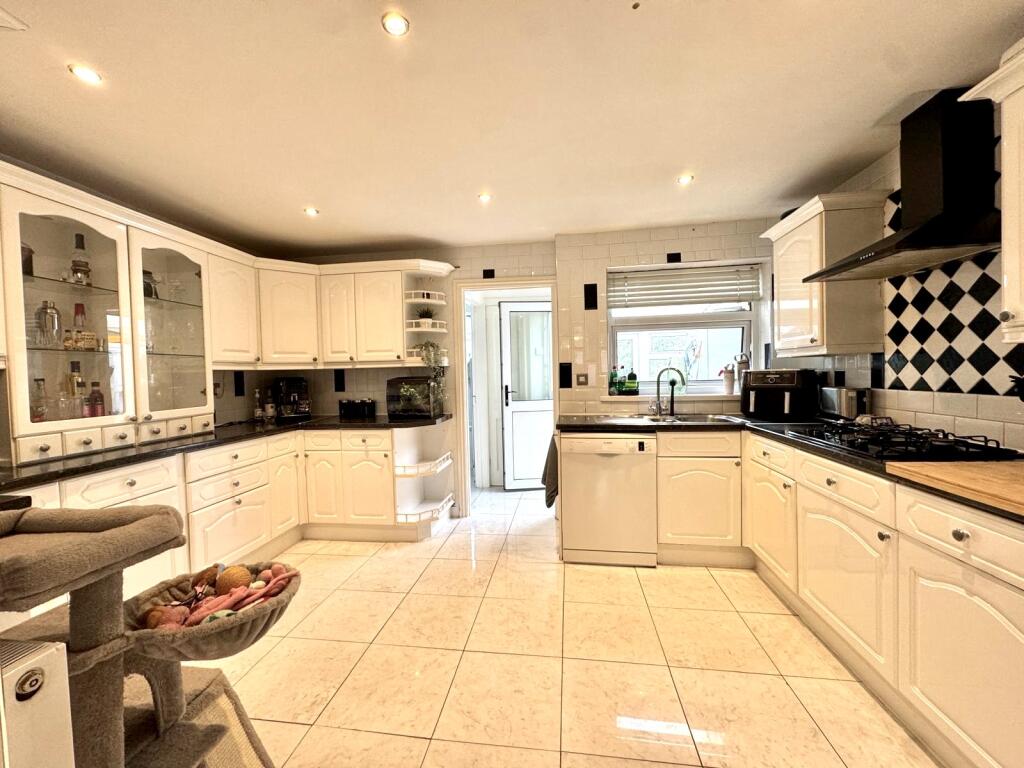 House in Merthyr Tydfil, Town - View 3