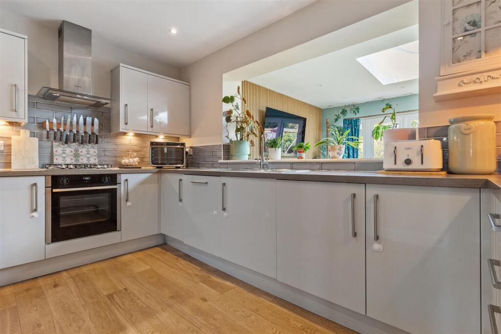 Beeches Avenue, Broadwater - View 4