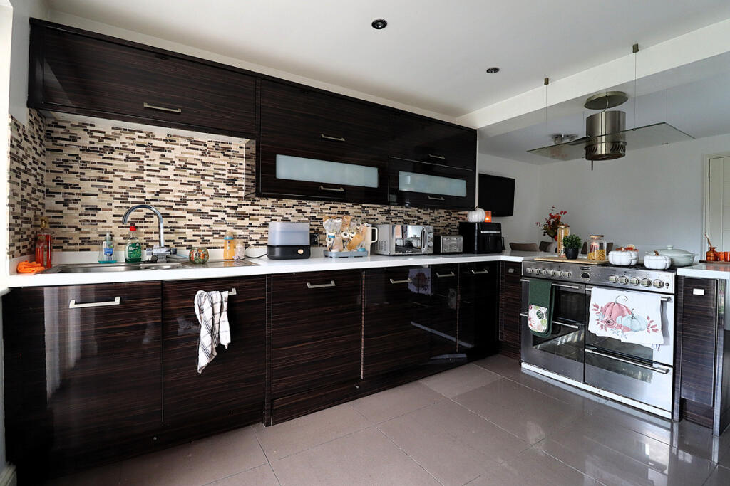 House in Barnsley, Lundwood - More