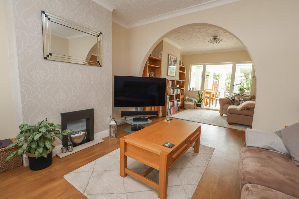 Oakleigh Avenue, Surbiton photo 2