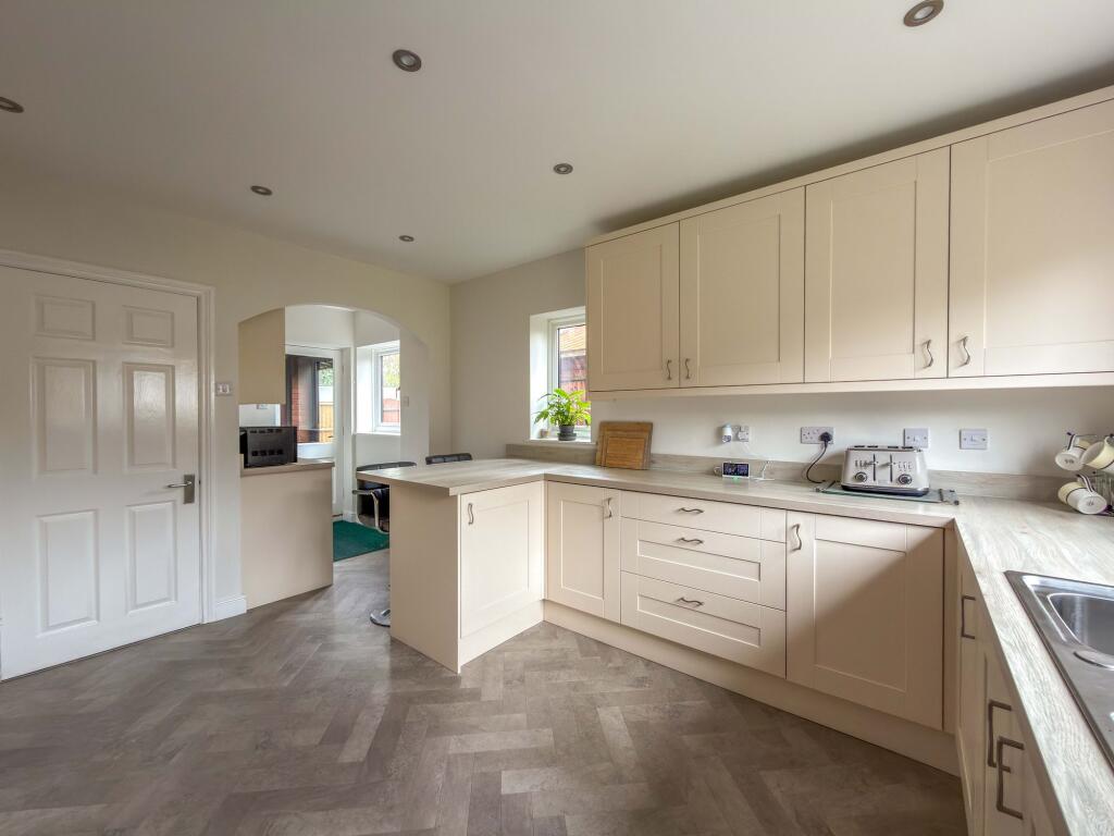House in Nuneaton and Bedworth, St Nicolas Park - More