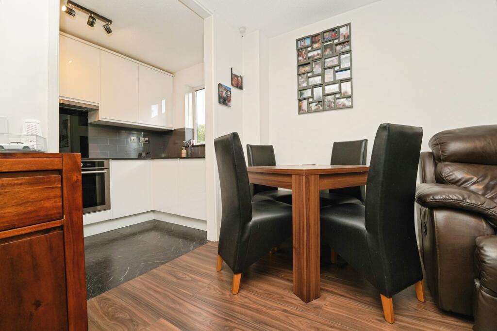 Apartment in Gloucester, Gloucestershire - View 4