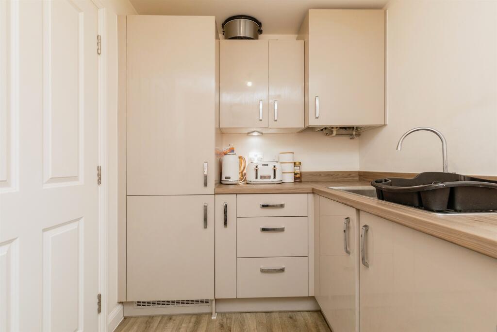 Dowsell Way, Yate, Bristol photo 5