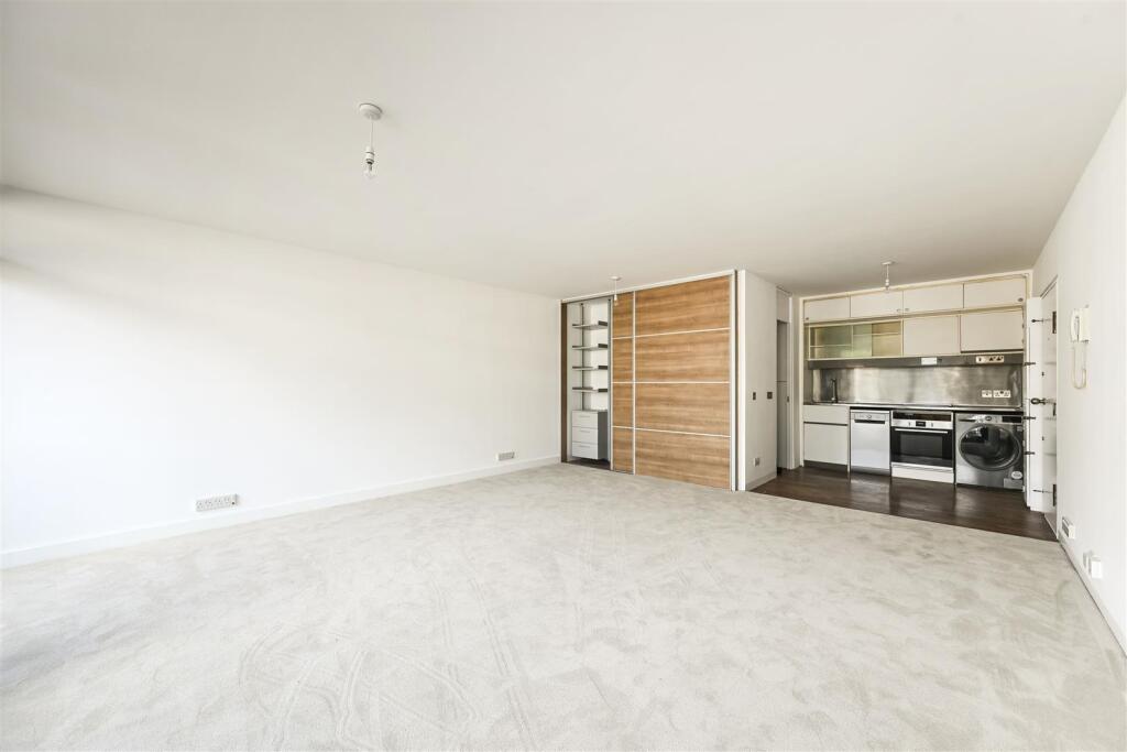 Apartment in London, Barbican Estate, City of London - View 3