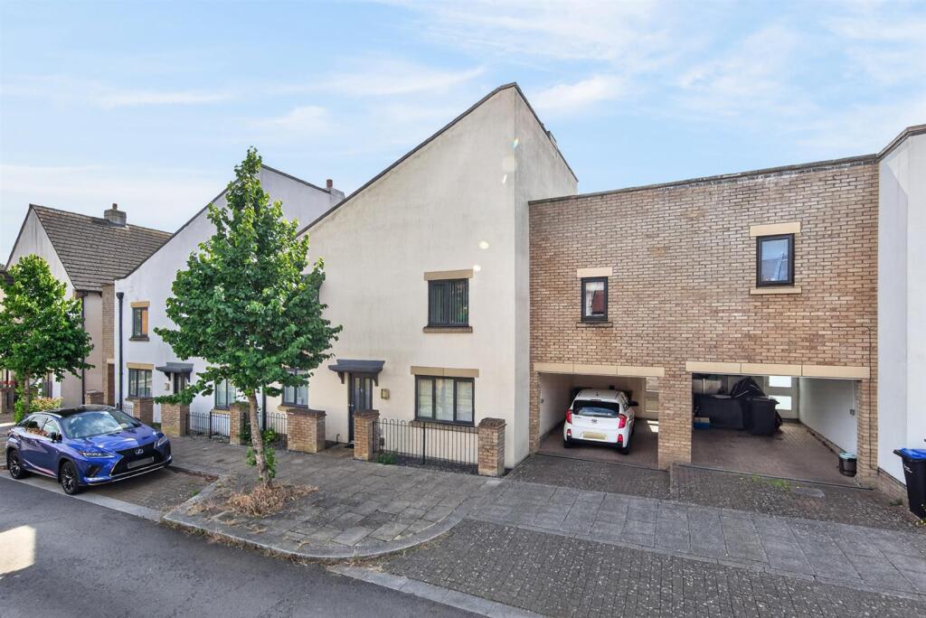 Main image of property: NN5 4DQ, Ashby Wood Drive, Upton