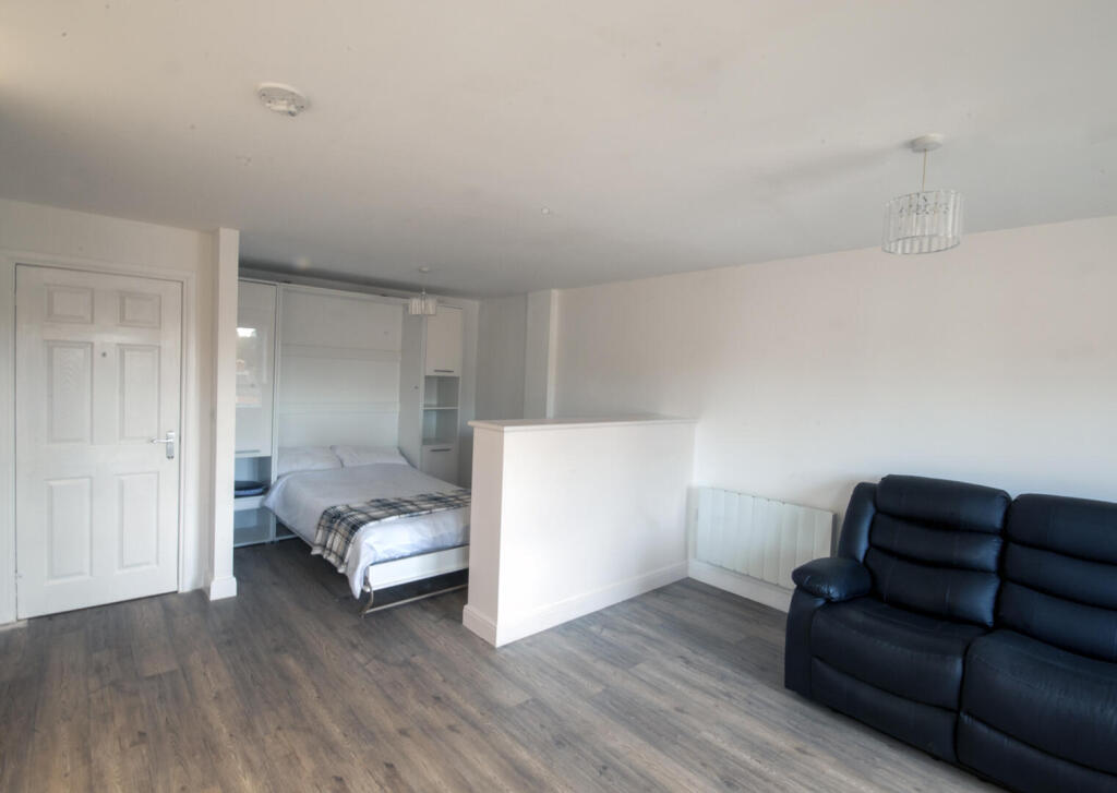 Guildgate house, High Street, Crowthorne photo 4