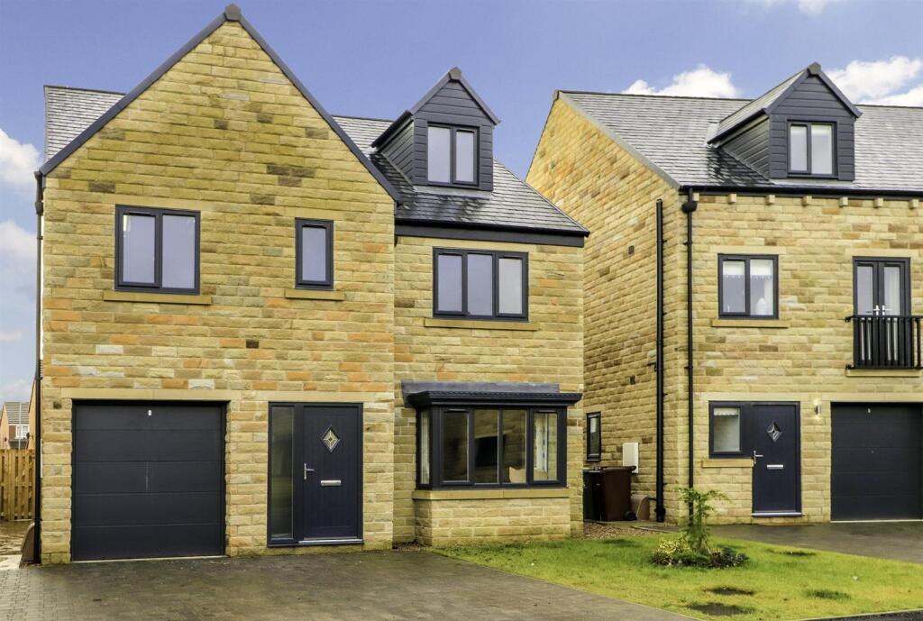 6-bed detached on Horbury View, Ossett, WF5 0FA, £525,000