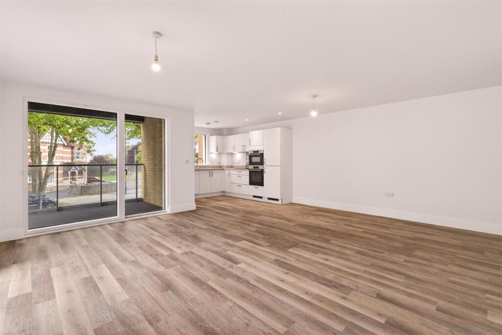 35 Lindfield Place, Worthing, BN11 - View 2
