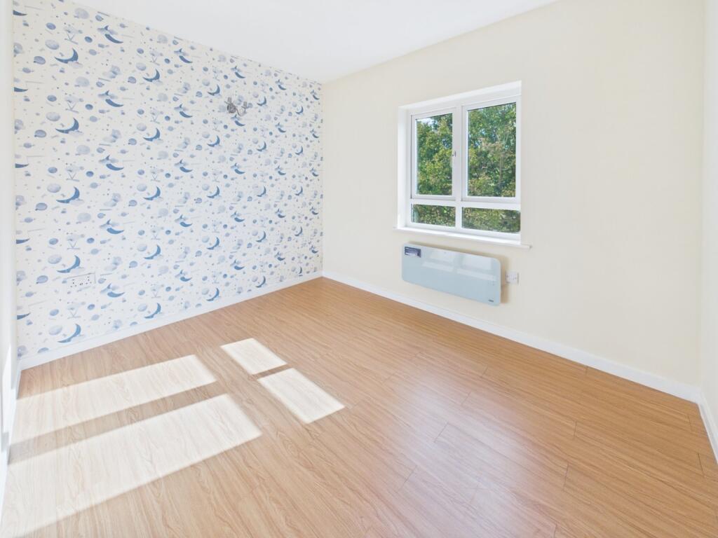 Apartment in Slough - More